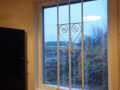 Dekorativt vindusgitter - regulerbart